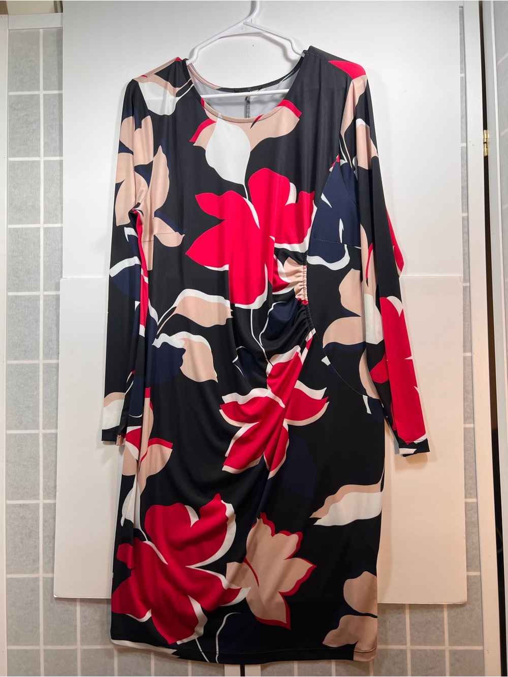Floral Ruched Long-Sleeve Form-Fitting Dress in Black and Pink
